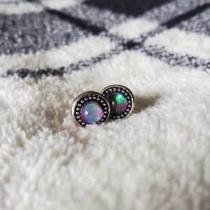 🛍 NWOT Simulated Opan Stud Earrings